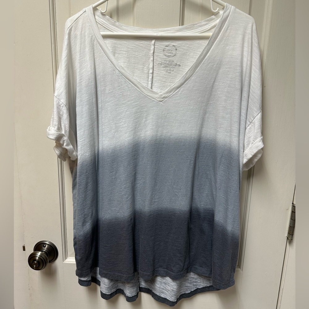 💥 $5 if bundled - 2X Maurices White and Gray Ombre V-Neck Tee